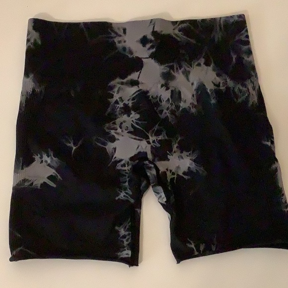 Black and Gray Size Large Tie-Dye Scrunch Back Shorts Preloved - Picture 1 of 6